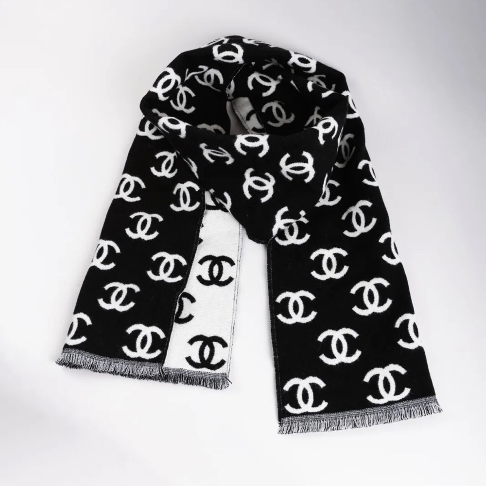 2024/2025 AUTH BNWT Chanel CC Logo Black and White Cashmere Wool Scarf